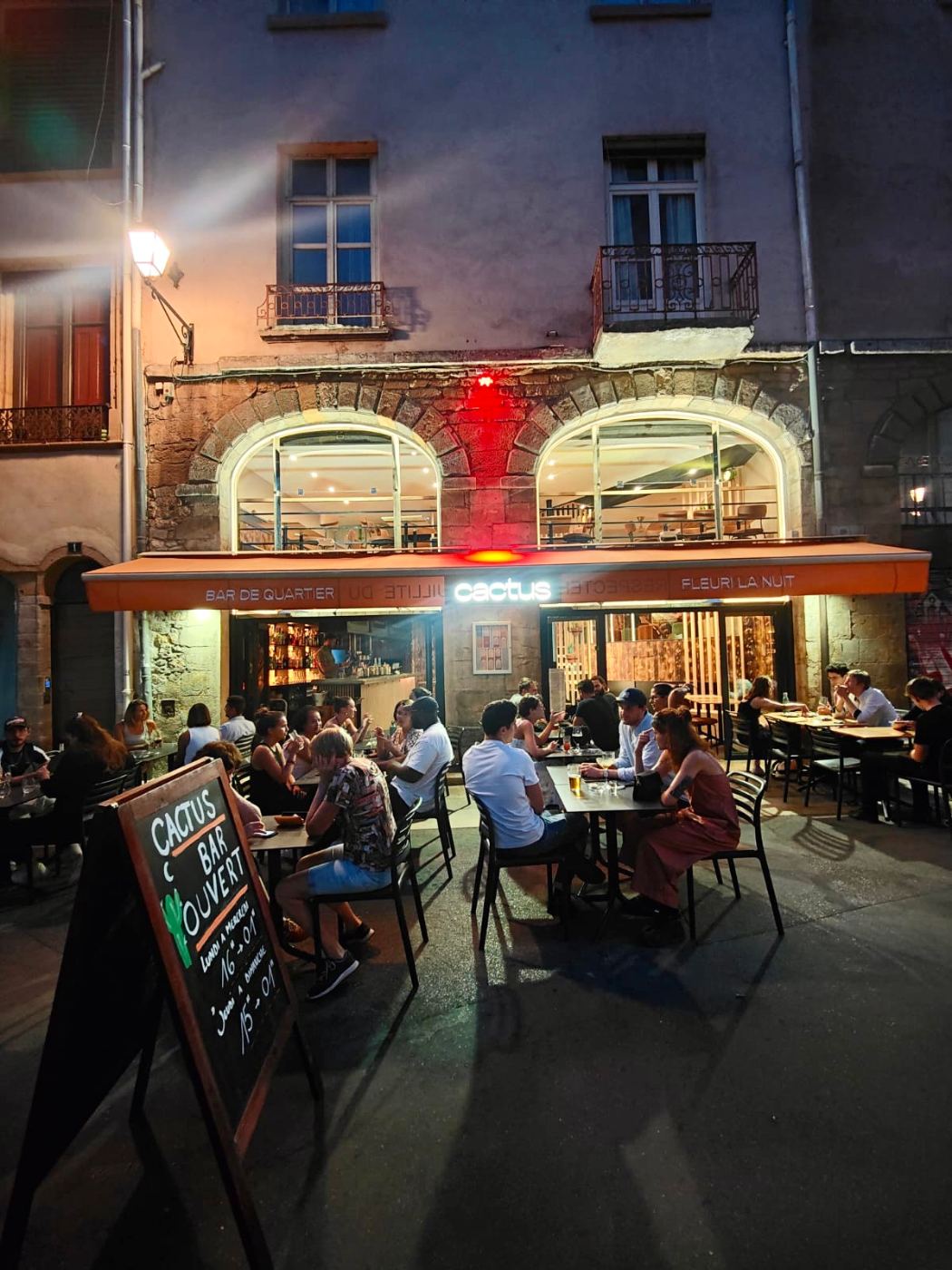 La façade du Cactus Bar de nuit, place Saint-Paul