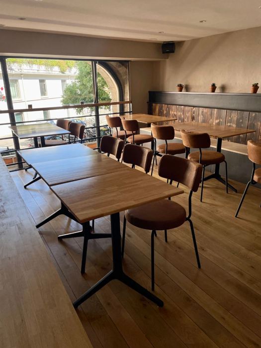 Tables en bois de la salle