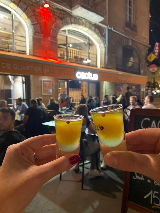 Deux shots trinqués devant le bar